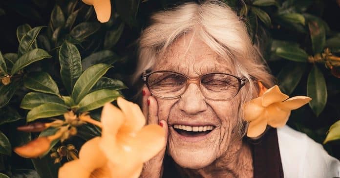 Além das rugas assinaladas pelo tempo, existe uma beleza sem fim