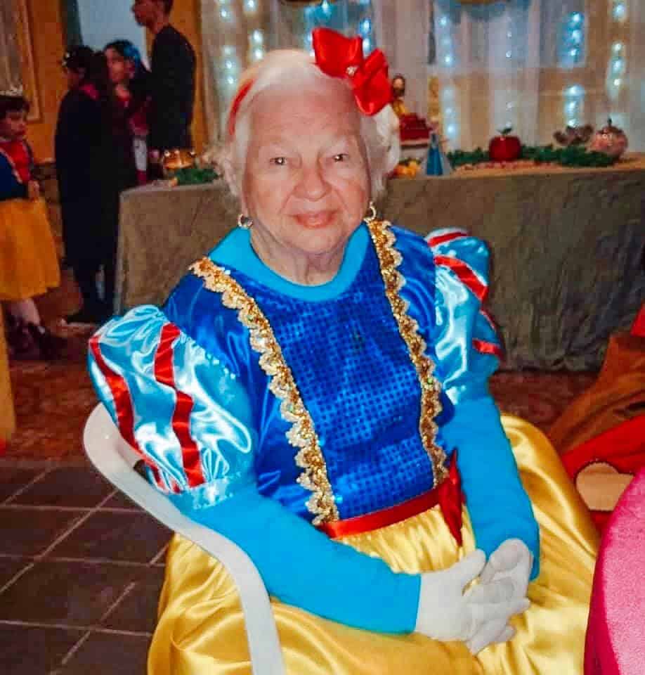 sabiaspalavras.com - Avó comemora os seus 96 anos vestida de Branca de Neve