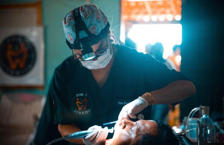 sabiaspalavras.com - Dentista brasileiro trata dentes de pessoas pobres gratuitamente