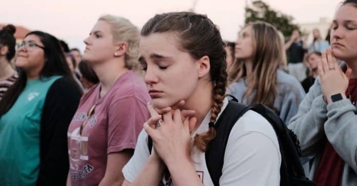 Firme o pensamento em coisas boas e lembre-se: Tudo está nas mãos de Deus!