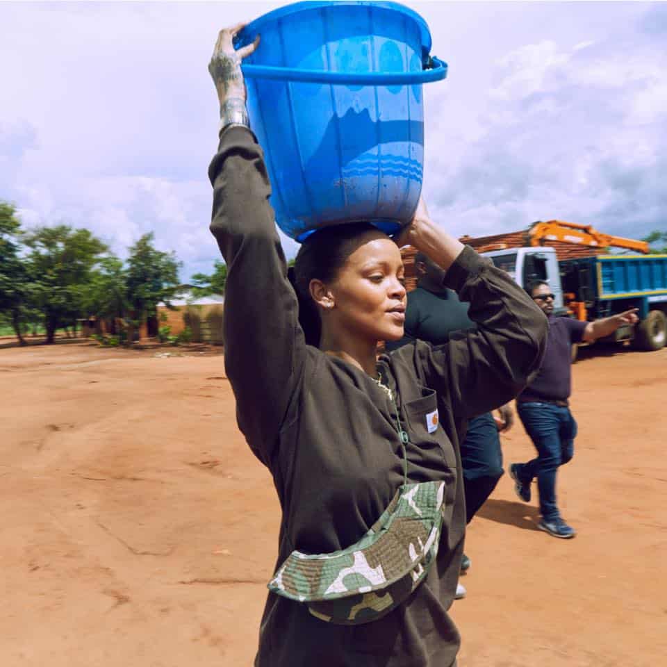sabiaspalavras.com - Rihanna ajuda a construir hospital no Malaui