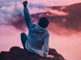 Seja forte e resiliente… A vida aperta o cerco, mas para Deus, nada é impossível…