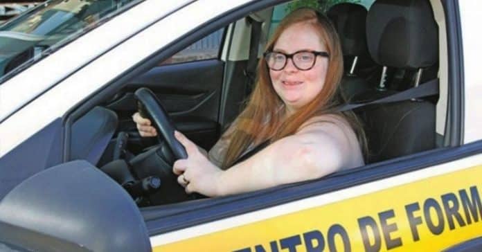 Tem Síndrome de Down e será a primeira a tirar carteira de motorista no Brasil