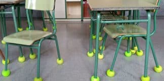 Escola acaba com ruídos que perturbavam menino autista colocando bolas de ténis em cadeiras e mesas