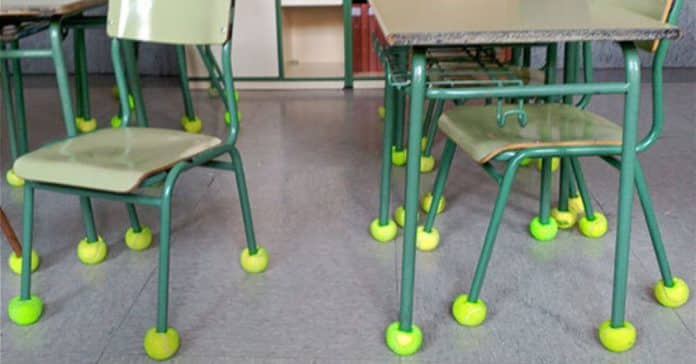 Escola acaba com ruídos que perturbavam menino autista colocando bolas de ténis em cadeiras e mesas