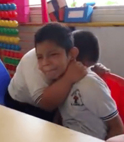 sabiaspalavras.com - Menino com S&iacute;ndrome de Down consola colega autista que estava a chorar
