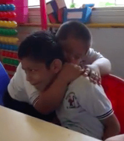 sabiaspalavras.com - Menino com S&iacute;ndrome de Down consola colega autista que estava a chorar