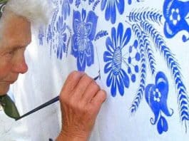 Avó de 90 anos transforma pequena vila em galeria de obras de arte