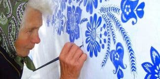 Avó de 90 anos transforma pequena vila em galeria de obras de arte