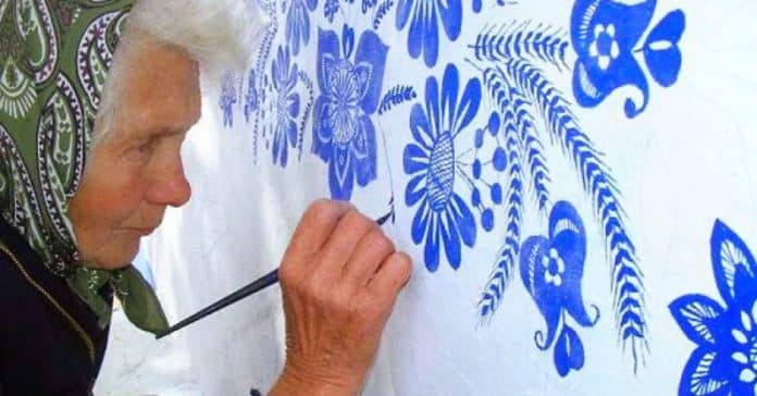 Avó de 90 anos transforma pequena vila em galeria de obras de arte