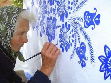 sabiaspalavras.com - Avó de 90 anos transforma pequena vila em galeria de obras de arte