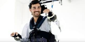 Homem tetraplégico move braços e pernas com ajuda de robô controlado pela mente