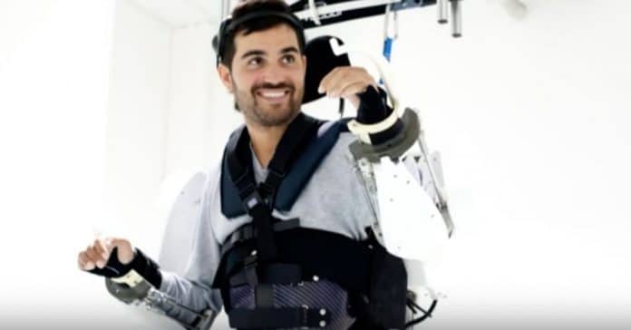 Homem tetraplégico move braços e pernas com ajuda de robô controlado pela mente