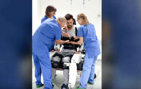 sabiaspalavras.com - Homem tetrapl&eacute;gico move bra&ccedil;os e pernas com ajuda de rob&ocirc; controlado pela mente