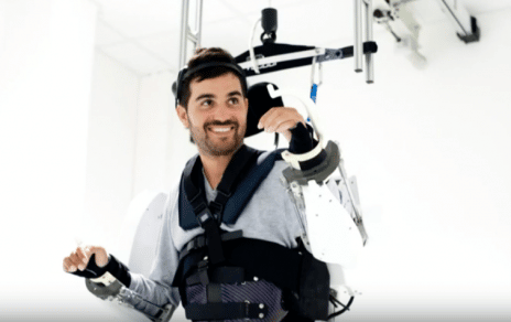 sabiaspalavras.com - Homem tetraplégico move braços e pernas com ajuda de robô controlado pela mente