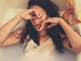 A gente não cai por fraqueza, cai por tentar ser forte o tempo todo!