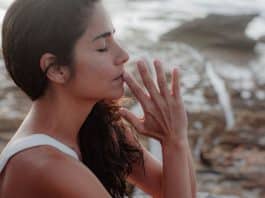 Quem conhece o peso das palavras por vezes opta pelo silêncio