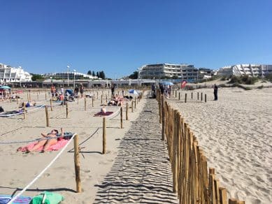 sabiaspalavras.com - Praia francesa marca espaço com cordas para manter isolamento social