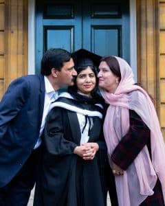 sabiaspalavras.com - Paquistanesa perseguida após protesto pela educação das mulheres se forma em Oxford