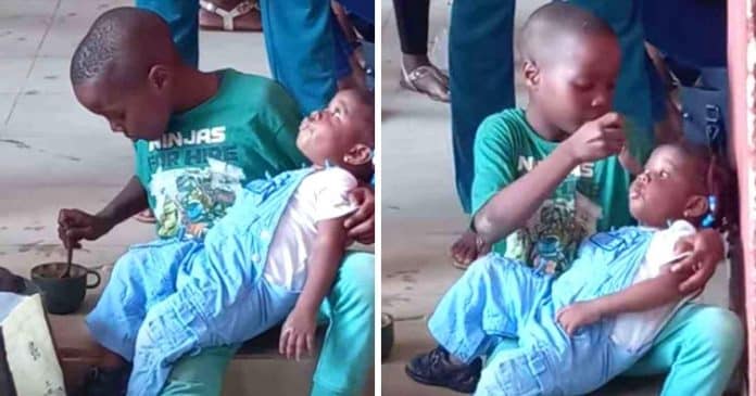 amor-de-irmao-menino-cuida-e-alimenta-sua-irmazinha-enquanto-sua-mae-faz-uma-prova Amor de irmão: menino cuida e alimenta sua irmãzinha enquanto sua mãe faz uma prova