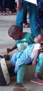 Amor de irmão: menino cuida e alimenta sua irmãzinha enquanto sua mãe faz uma prova sabiaspalavras.com - Amor de irmão: menino cuida e alimenta sua irmãzinha enquanto sua mãe faz uma prova