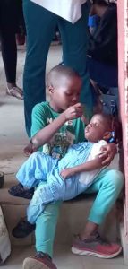 Amor de irmão: menino cuida e alimenta sua irmãzinha enquanto sua mãe faz uma prova sabiaspalavras.com - Amor de irmão: menino cuida e alimenta sua irmãzinha enquanto sua mãe faz uma prova