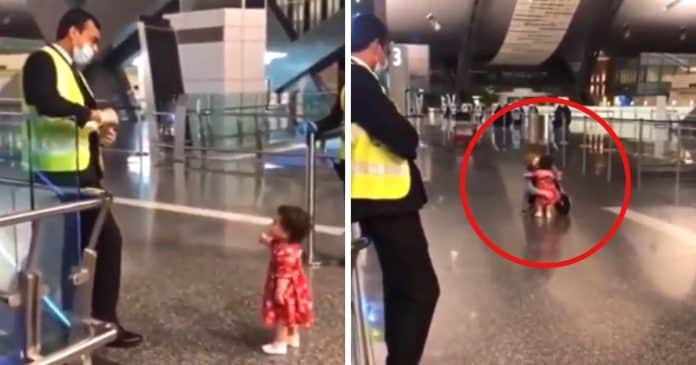 Menina educada pede permissão a um guarda para abraçar sua tia no aeroporto e comove a internet