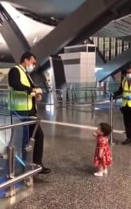 sabiaspalavras.com - Menina educada pede permissão a um guarda para abraçar sua tia no aeroporto e comove a internet