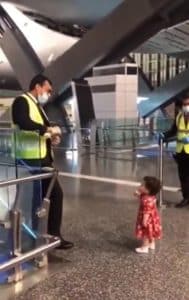 Menina educada pede permissão a um guarda para abraçar sua tia no aeroporto e comove a internet sabiaspalavras.com - Menina educada pede permissão a um guarda para abraçar sua tia no aeroporto e comove a internet