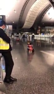 sabiaspalavras.com - Menina educada pede permissão a um guarda para abraçar sua tia no aeroporto e comove a internet