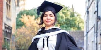 Paquistanesa perseguida após protesto pela educação das mulheres se forma em Oxford