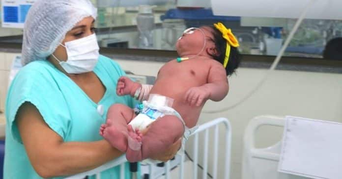 ‘Superbebê’: Mãe dá à luz bebê de 7 kg e surpreende pais e equipe médica da maternidade