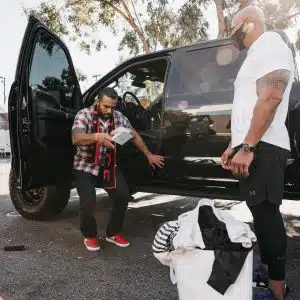“The Rock” surpreende ao dar sua caminhonete pessoal para um fã dedicado sabiaspalavras.com - “The Rock” surpreende ao dar sua caminhonete pessoal para um fã dedicado