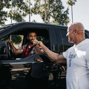 sabiaspalavras.com - “The Rock” surpreende ao dar sua caminhonete pessoal para um fã dedicado
