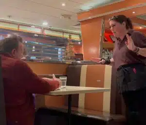 As pessoas aplaudem garçonete que defendeu equipe e mandou cliente rude embora sabiaspalavras.com - As pessoas aplaudem garçonete que defendeu equipe e mandou cliente rude embora