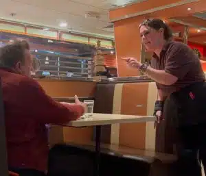 As pessoas aplaudem garçonete que defendeu equipe e mandou cliente rude embora sabiaspalavras.com - As pessoas aplaudem garçonete que defendeu equipe e mandou cliente rude embora