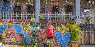 Disseram-lhe que a sua casa “é de pobre”; ela pintou-a com flores coloridas: “Sinto-me melhor, é uma terapia”