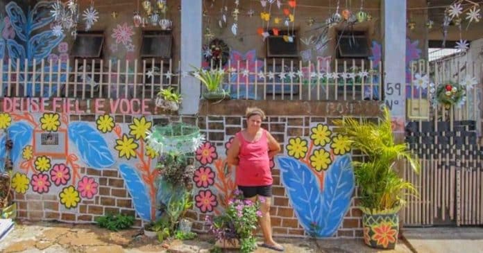 Disseram-lhe que a sua casa “é de pobre”; ela pintou-a com flores coloridas: “Sinto-me melhor, é uma terapia”