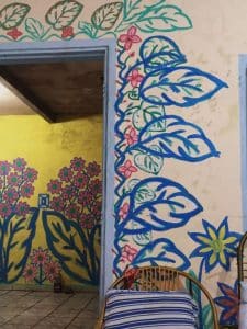 sabiaspalavras.com - Disseram-lhe que a sua casa "é de pobre"; ela pintou-a com flores coloridas: "Sinto-me melhor, é uma terapia"