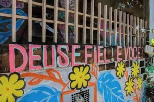 sabiaspalavras.com - Disseram-lhe que a sua casa "é de pobre"; ela pintou-a com flores coloridas: "Sinto-me melhor, é uma terapia"