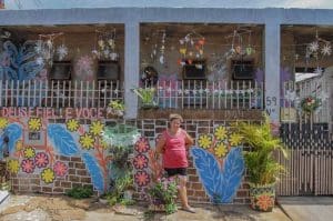sabiaspalavras.com - Disseram-lhe que a sua casa "é de pobre"; ela pintou-a com flores coloridas: "Sinto-me melhor, é uma terapia"