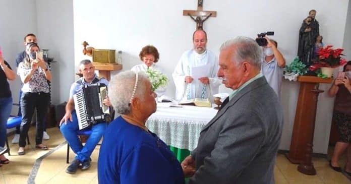 Idosa se apaixona em asilo e se casa pela primeira vez aos 74 anos