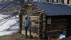 sabiaspalavras.com - Sem eletricidade, água ou gás: eremita vive há 40 anos na cabana em floresta isolada do mundo