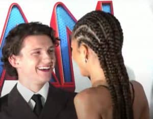 sabiaspalavras.com - Tom Holland interrompeu entrevista apenas para poder olhar para Zendaya. Totalmente apaixonado