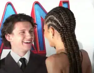 Tom Holland interrompeu entrevista apenas para poder olhar para Zendaya. Totalmente apaixonado sabiaspalavras.com - Tom Holland interrompeu entrevista apenas para poder olhar para Zendaya. Totalmente apaixonado