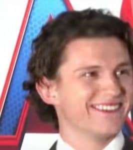 sabiaspalavras.com - Tom Holland interrompeu entrevista apenas para poder olhar para Zendaya. Totalmente apaixonado