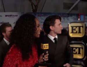 sabiaspalavras.com - Tom Holland interrompeu entrevista apenas para poder olhar para Zendaya. Totalmente apaixonado