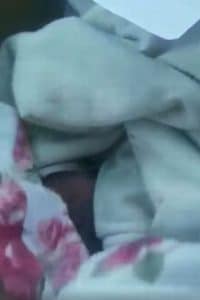 sabiaspalavras.com - Bebê prematuro é abandonado em uma caixa de papelão na neve com um bilhete comovente da mãe