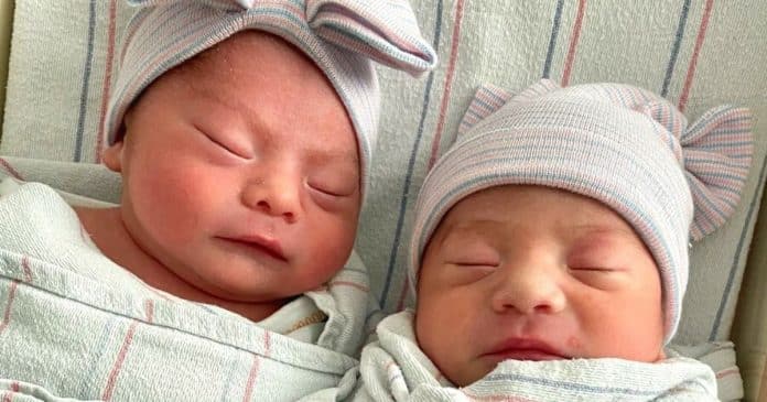 Gêmeos nasceram com 15 minutos de intervalo em um mês e ano diferente. Um em 2021 e outro em 2022