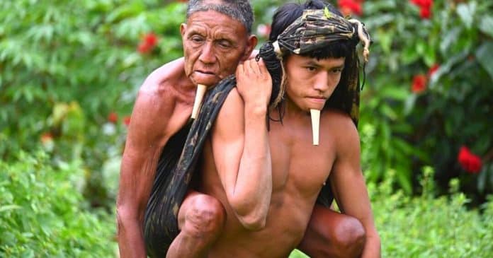 Jovem indígena carregou seu pai nas costas por 6 horas para receber a vacina